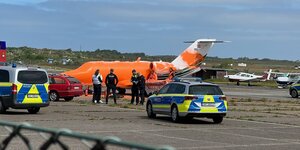 Orange beschmiertes Flugzeug auf einem Flughafen