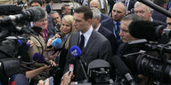 Front National Politiker Jordan Bardella vor Mikrofonen.