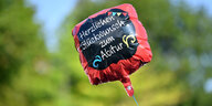 "Herzlichen Glückwunsch zum Abitur" steht auf einem Gasballon