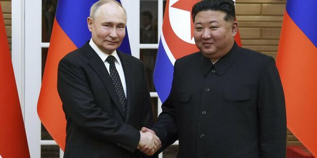 Präsident Putin und Diktator Kim Jong Un geben sich die Hände.