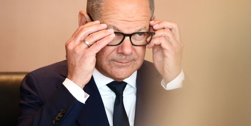 Bundeskanzler Scholz mit Brille.