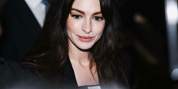 Die Schauspielerin Anne Hathaway auf der Mailänder Fashion Week