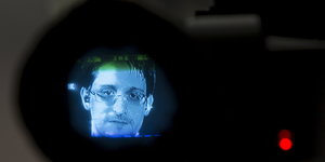 Edward Snowden durch eine Kamera gefilmt