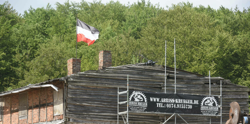 Runtergekommenen Lagerhalle mit Fahne auf dem Dach.