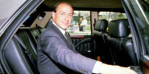 Berlusconi in einem fahrzeug.