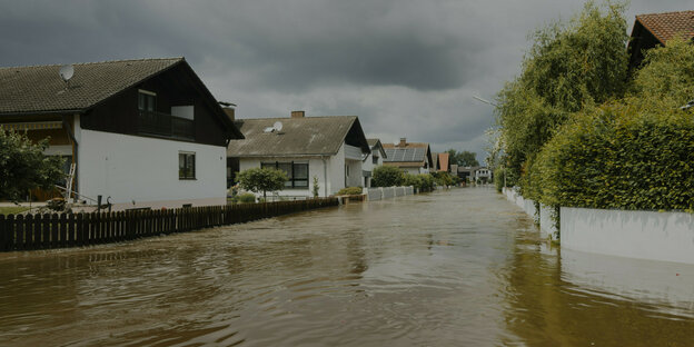 Hochwasser zwischen Einfamilienhäusern.