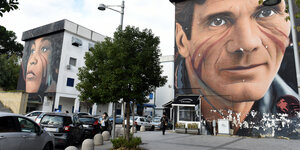 Wandgemälde mit dem Gesicht von Pier Paolo Pasolini und Angela Davis auf einem Hochhaus