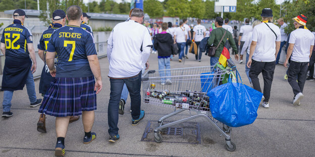 Flaschensammeln in München vor einem Fußballspiel