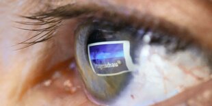 Tagesschau-Logo spiegelt sich in einem Auge.