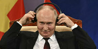 Präsident Putin mit Kopfhörern.