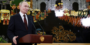 Der russische Präsident Wladimir Putin spricht vor seinem Abflug am internationalen Flughafen Noi Bai in Hanoi, Vietnam, 20. Juni 2024, zu russischen Journalisten.