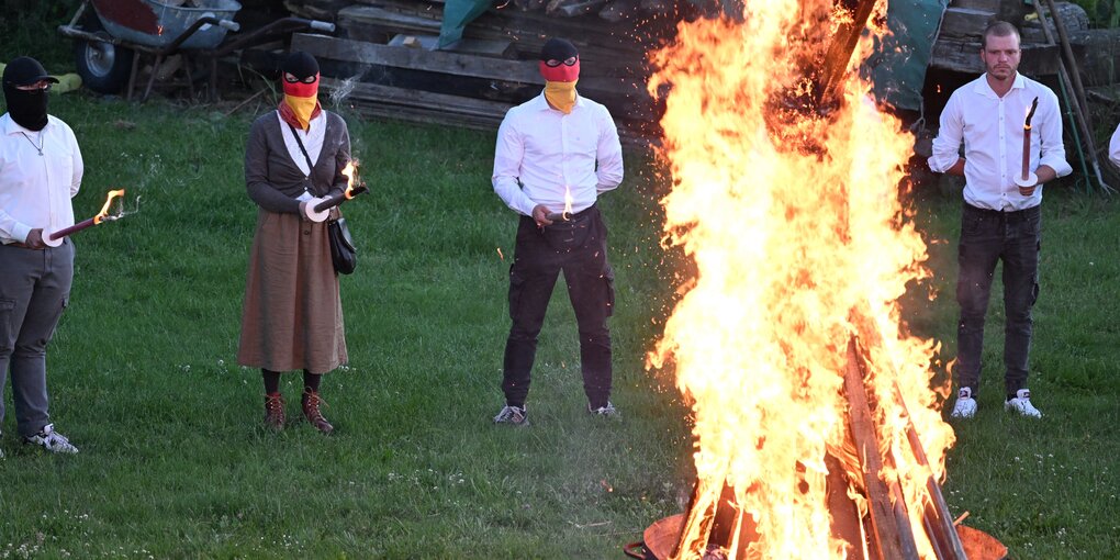 Am 15. Juni 2024 fand auf dem sogenannten Heimathof in der Umgebung der Gemeinde Eschede in Niedersachsen eine Sonnenwendfeier der Neonaziszene statt.