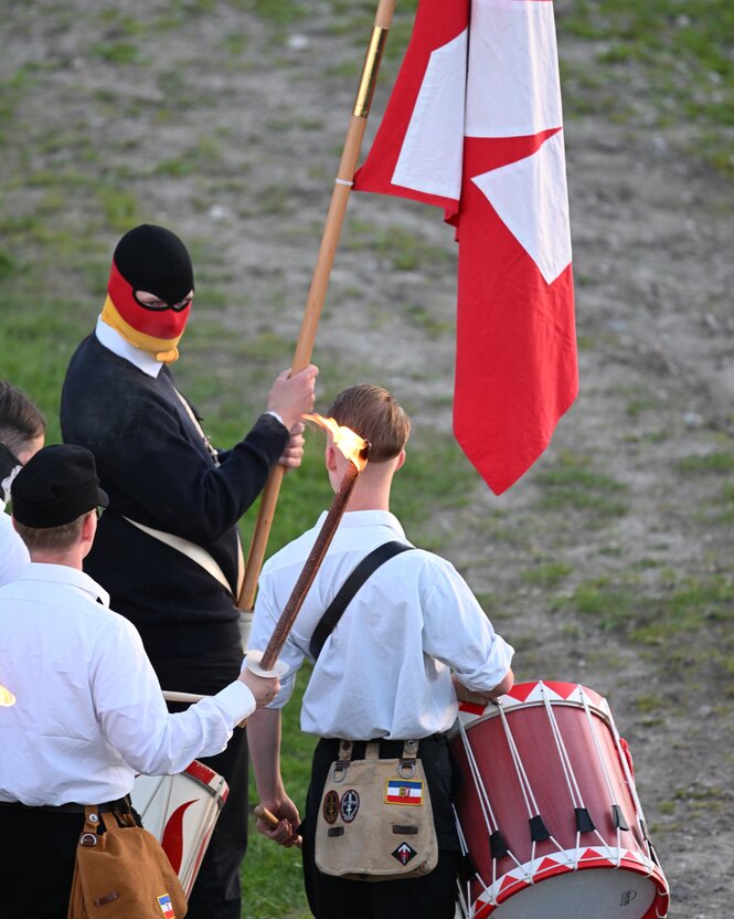 Am 15. Juni 2024 fand auf dem sogenannten Heimathof in der Umgebung der Gemeinde Eschede in Niedersachsen eine Sonnenwendfeier der Neonaziszene statt.