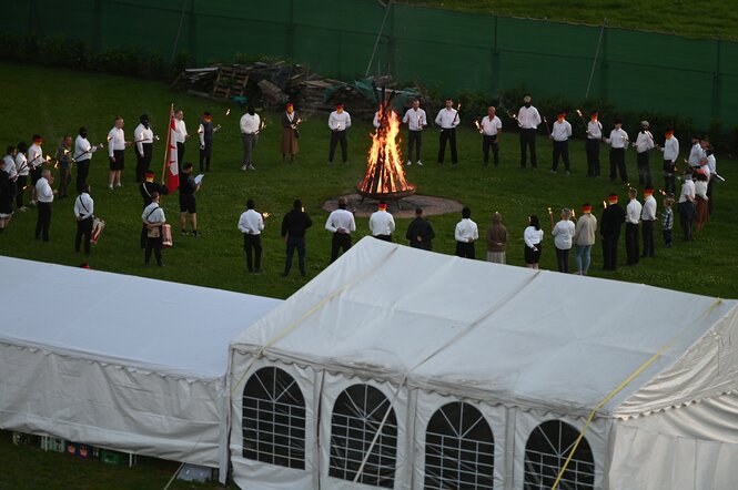 Am 15. Juni 2024 fand auf dem sogenannten Heimathof in der Umgebung der Gemeinde Eschede in Niedersachsen eine Sonnenwendfeier der Neonaziszene statt.