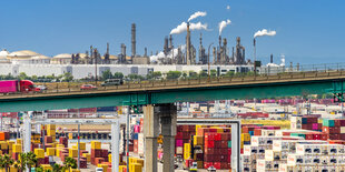 Eine Brücke vor einer Ölraffinerie in San Pedro, Kalifornien