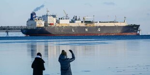 Ein LNG-Tanker in einem Hafen.