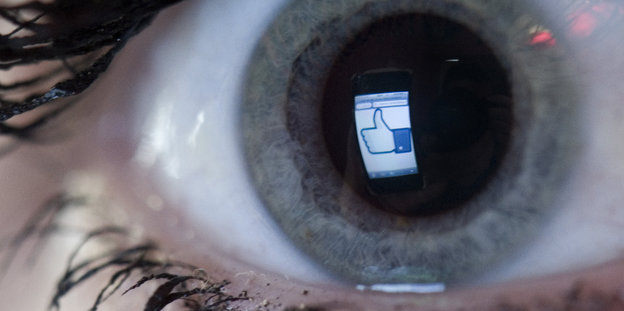 Spiegelung des Facebook-Daumens in einer Pupille