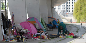 Zelte von Obdachlosen unter einer Brücke im Bezirk Mitte