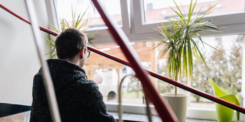 kind sitzt im zimmer