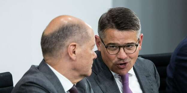 Boris Rhein (CDU, M), Ministerpräsident von Hessen, spricht mit Bundeskanzler Olaf Scholz (SPD), während einer Pressekonferenz im Rahmen der Ministerpräsidentenkonferenz im Bundeskanzleramt