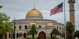 Eine Moschee mit einer us-amerikanischen Flagge davor.