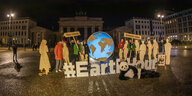 Klimaschutzaktivist:inne vor dem Brandenburger Tor in Berlin.