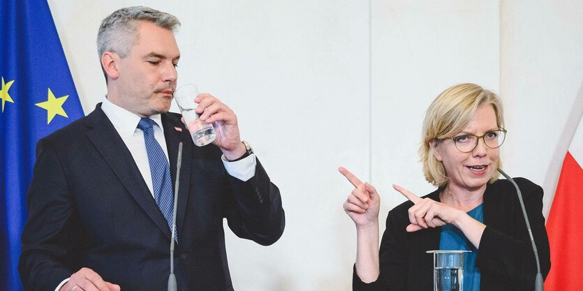 Bundeskanzler Nehammer und Klimaministerin Gewessler bei einer Pressekonferenz.