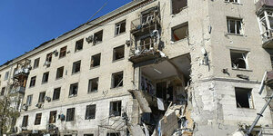 Ein beschädigtes Wohnhaus in Charkiw, nachdem es von einer russischen Fliegerbombe getroffen wurde.