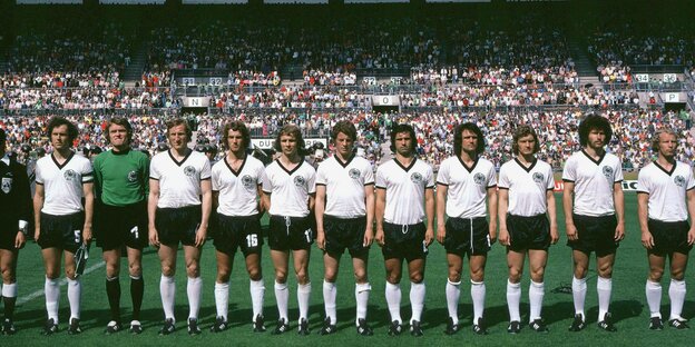 Das WM-Team von 1974 steht in einer Reihe zur Hymne aufgestellt, niemand singt.