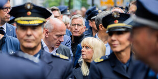 Kai Wegner und Iris Spranger im Gespräch zwischen Polizisten