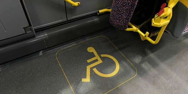 Rollstuhl-Piktogram in einem BVG-Bus