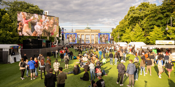 Die Fanmeile am Brandenburger Tor mit einigen Besuchern