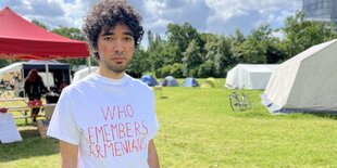 Aktivist Arschak Makitschjan guckt ernst in die Kamera, auf seinem T-Shirt steht "Who remembers Armenians?"