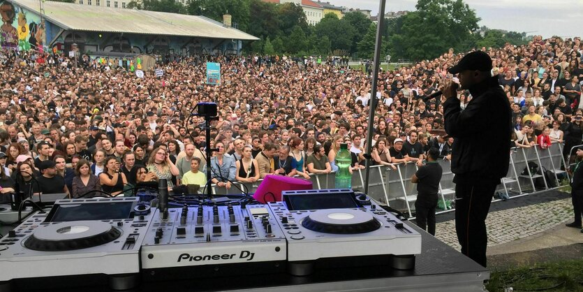 Menschenmassen im Görlitzer Park stehen dicht an dicht: Erst Demo, dann Happening im Görlitzer Park am Tag der Fête de la Musique: K.I.Z. sorgen für Festivalstimmung im Görli