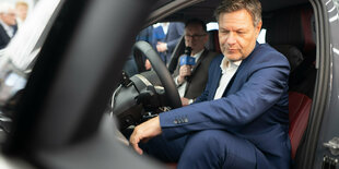 Minister Habeck sitzt in einem E-Auto