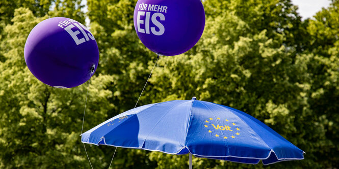 blauer Sonneschirm, Europasterne , Voltschriftzug und blaue Ballons ,die für "Für mehr Eis" verpsrehcne