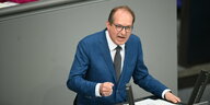 Alexander Dobrindt spricht in rage im Bundestag