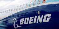 Nahaufnahme einer Boeing Maschine mit sichtbarem Logo an der Seite der Maschine