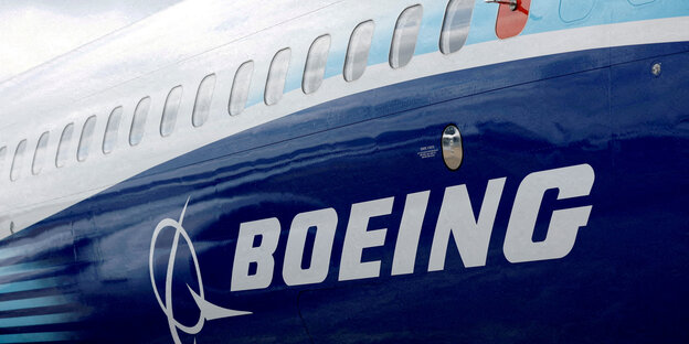 Nahaufnahme einer Boeing Maschine mit sichtbarem Logo an der Seite der Maschine