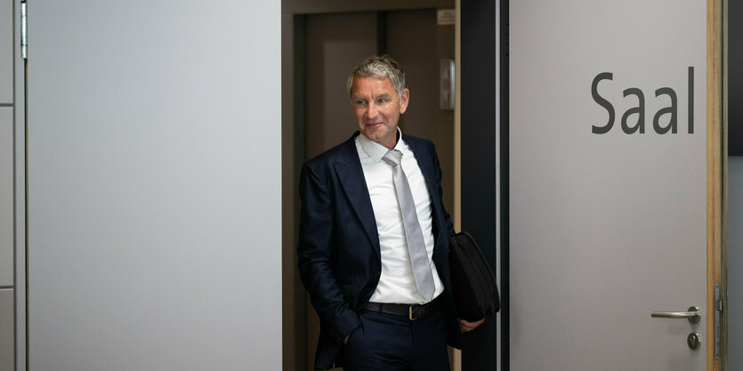 Höcke betritt einen Gerichtssaal