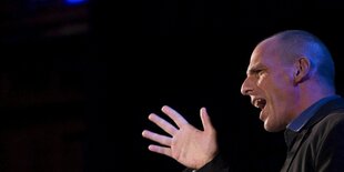 Gianis Varoufakis gestikuliert