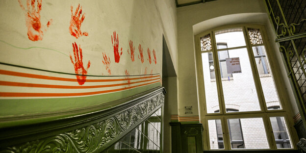 Rote Handabdrücke auf der Wand im Treppenhaus des Instituts für Sozialwissenschaften in der HU Berlin, nach dem die Besatzer das Gebäude verlassen haben