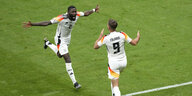 Zwei deutsche Nationalspieler feiern ein Tor