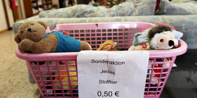 Stofftiere im Angebot liegen in einem Sozialkaufhaus.