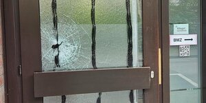 zersprungenes Glas in einer Tür