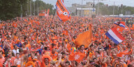 Oranje-Fans bei einem Fanmarsch in Leipzig
