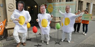 Protestaktion mit Masken von Lindner Habeck und Scholz.