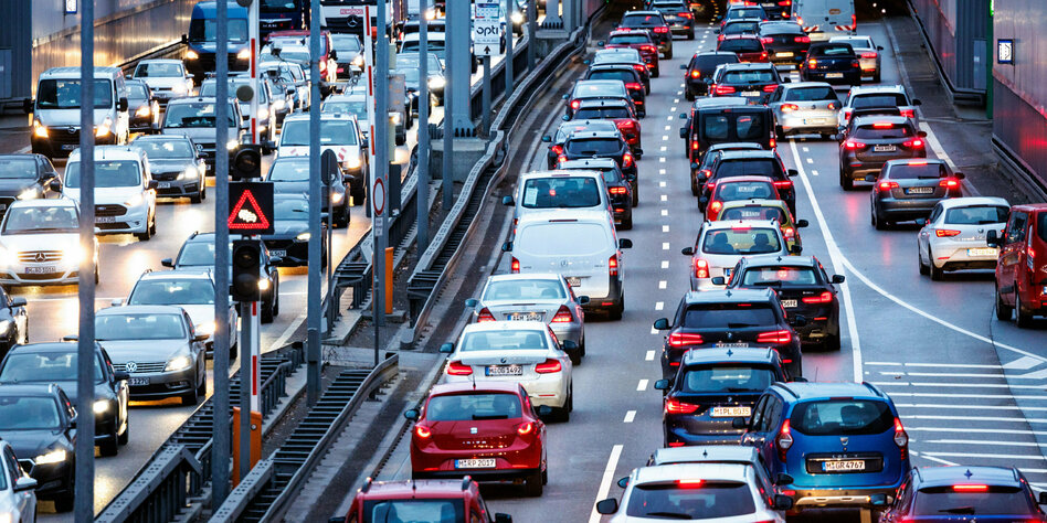 Pendler verschwenden Zeit und Geld: Staus kosten Autofahrer Milliarden