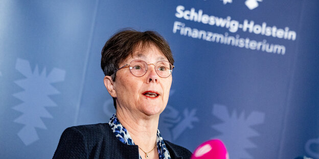 Monika Heinold spricht vor Vertretern der Medien im Foyer ihres Ministeriums in Kiel.