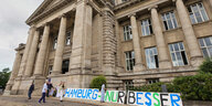 Transparent "Hamburg nur besser" hängt vor dem Gebäude des Hamburgischen Verfassungsgerichts.